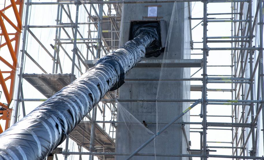 Instalação dos cabos de aço no trecho estaiado da Ponte de Guaratuba