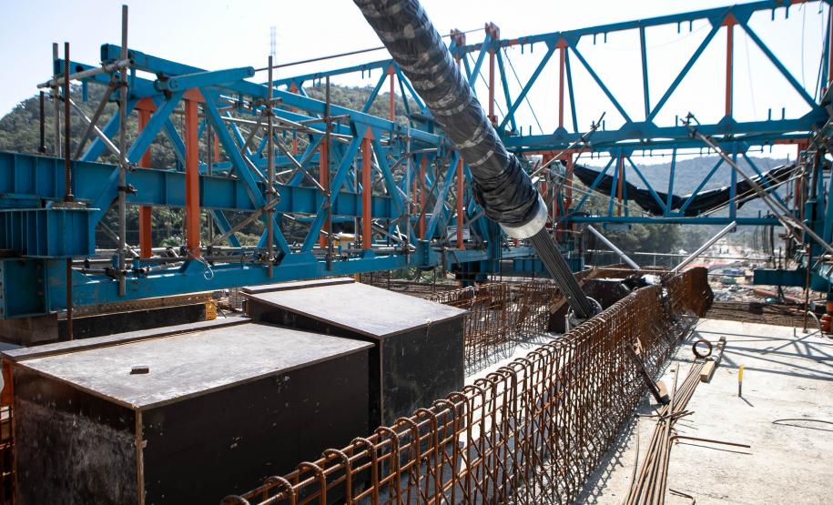 Instalação dos cabos de aço no trecho estaiado da Ponte de Guaratuba