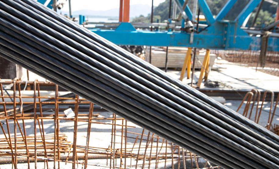 Instalação dos cabos de aço no trecho estaiado da Ponte de Guaratuba