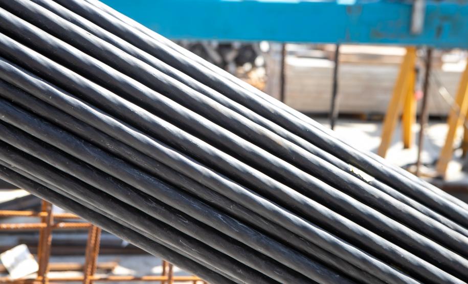 Instalação dos cabos de aço no trecho estaiado da Ponte de Guaratuba