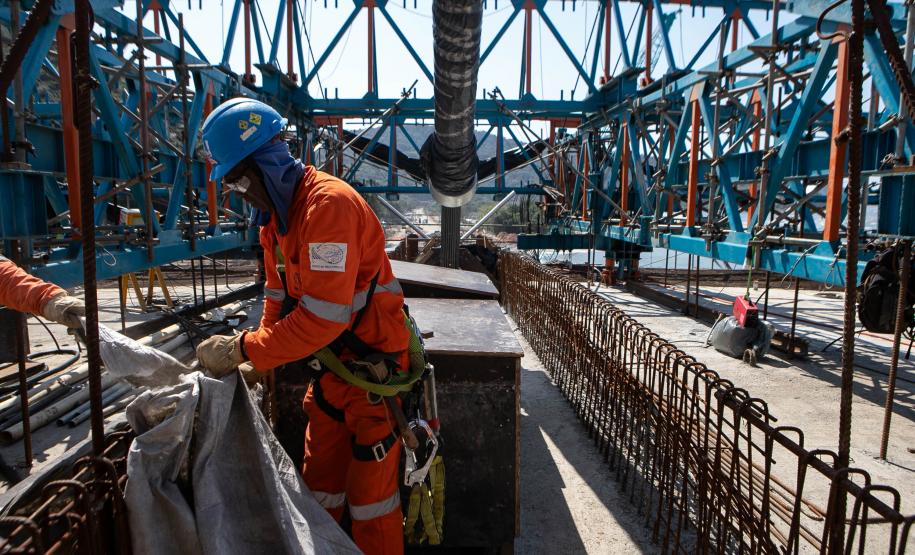Instalação dos cabos de aço no trecho estaiado da Ponte de Guaratuba