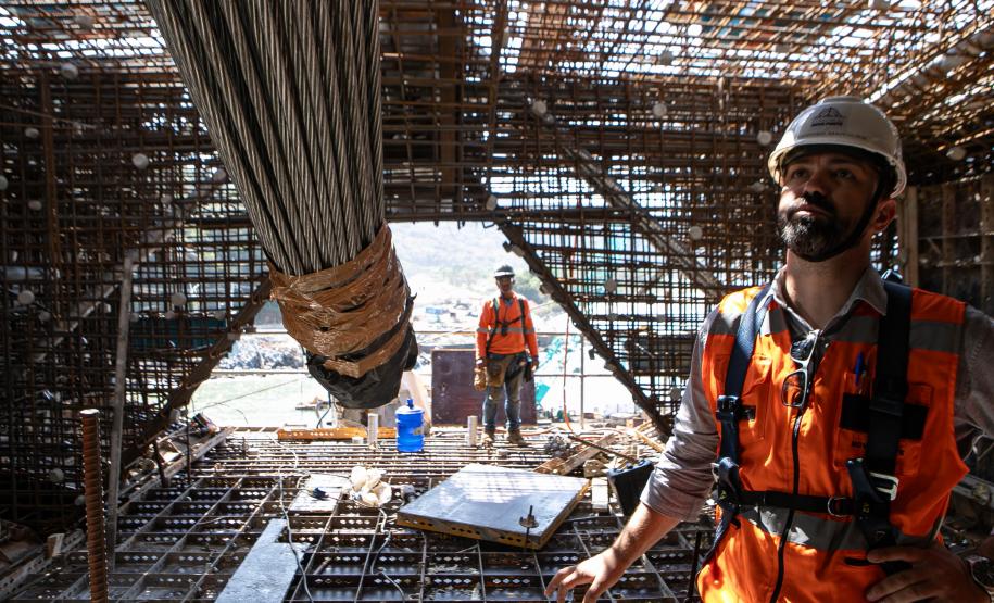 Instalação dos cabos de aço no trecho estaiado da Ponte de Guaratuba