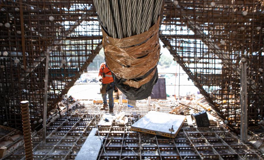 Instalação dos cabos de aço no trecho estaiado da Ponte de Guaratuba