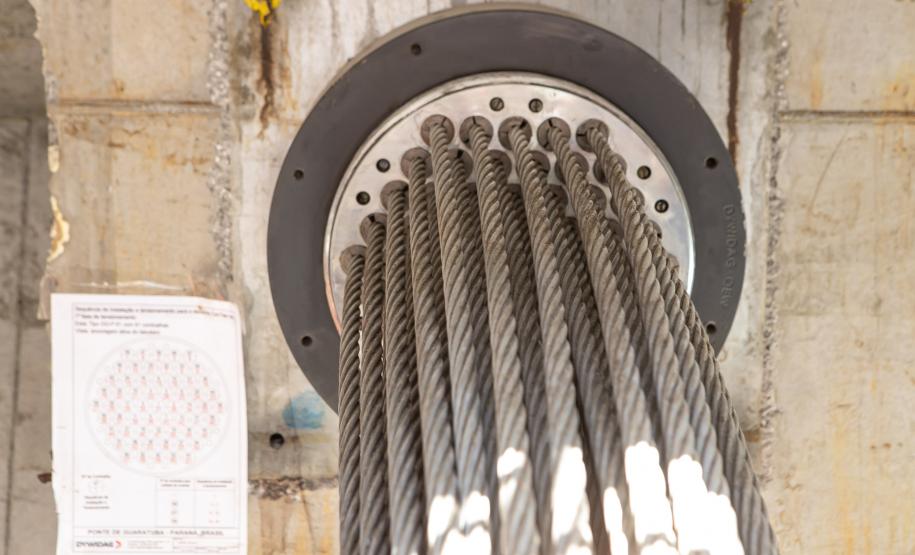 Instalação dos cabos de aço no trecho estaiado da Ponte de Guaratuba