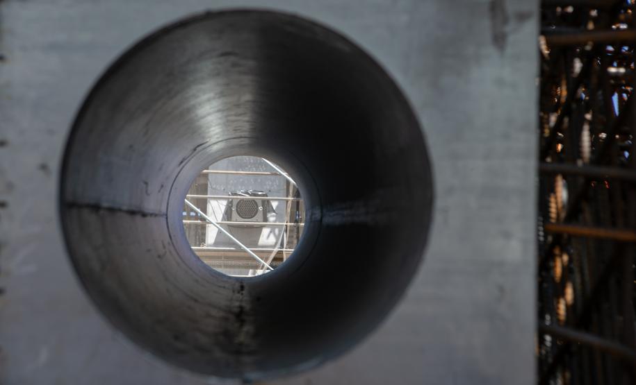 Instalação dos cabos de aço no trecho estaiado da Ponte de Guaratuba