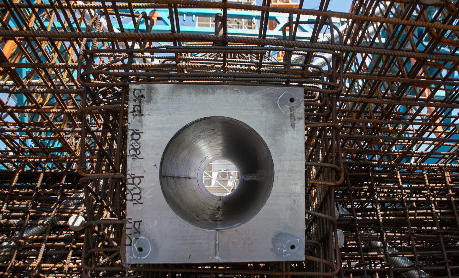 Instalação dos cabos de aço no trecho estaiado da Ponte de Guaratuba