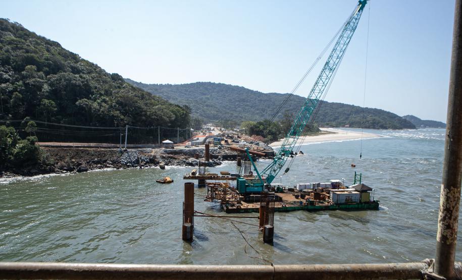 Instalação dos cabos de aço no trecho estaiado da Ponte de Guaratuba