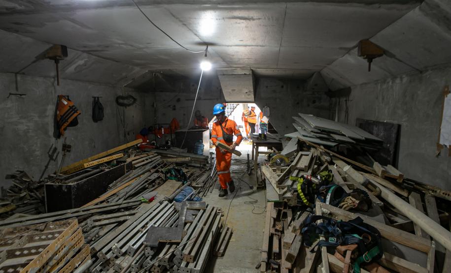 Instalação dos cabos de aço no trecho estaiado da Ponte de Guaratuba