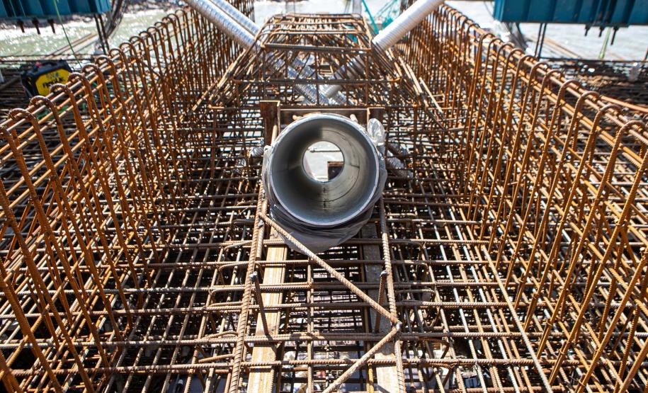 Instalação dos cabos de aço no trecho estaiado da Ponte de Guaratuba