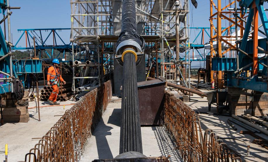 Instalação dos cabos de aço no trecho estaiado da Ponte de Guaratuba
