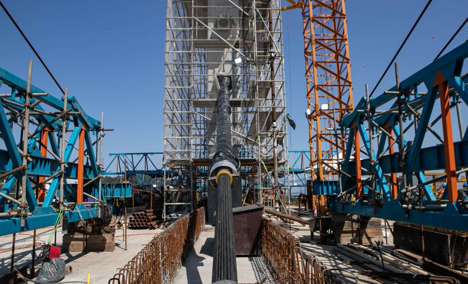 Instalação dos cabos de aço no trecho estaiado da Ponte de Guaratuba