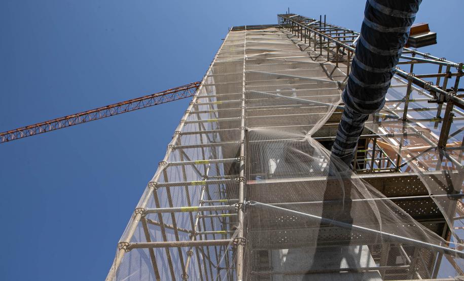 Instalação dos cabos de aço no trecho estaiado da Ponte de Guaratuba