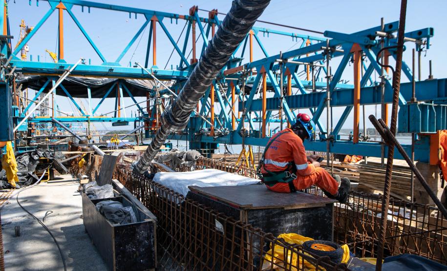 Instalação dos cabos de aço no trecho estaiado da Ponte de Guaratuba