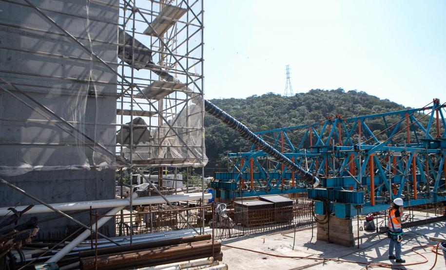 Instalação dos cabos de aço no trecho estaiado da Ponte de Guaratuba