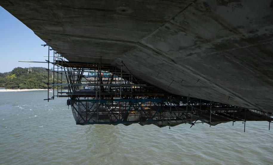 Instalação dos cabos de aço no trecho estaiado da Ponte de Guaratuba