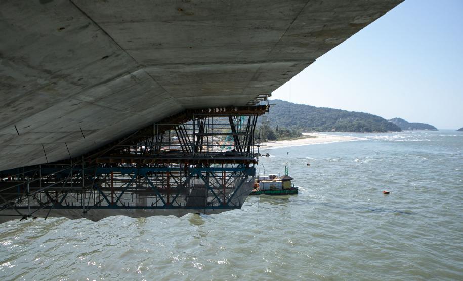 Instalação dos cabos de aço no trecho estaiado da Ponte de Guaratuba