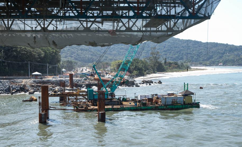 Instalação dos cabos de aço no trecho estaiado da Ponte de Guaratuba