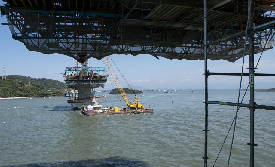 Instalação dos cabos de aço no trecho estaiado da Ponte de Guaratuba