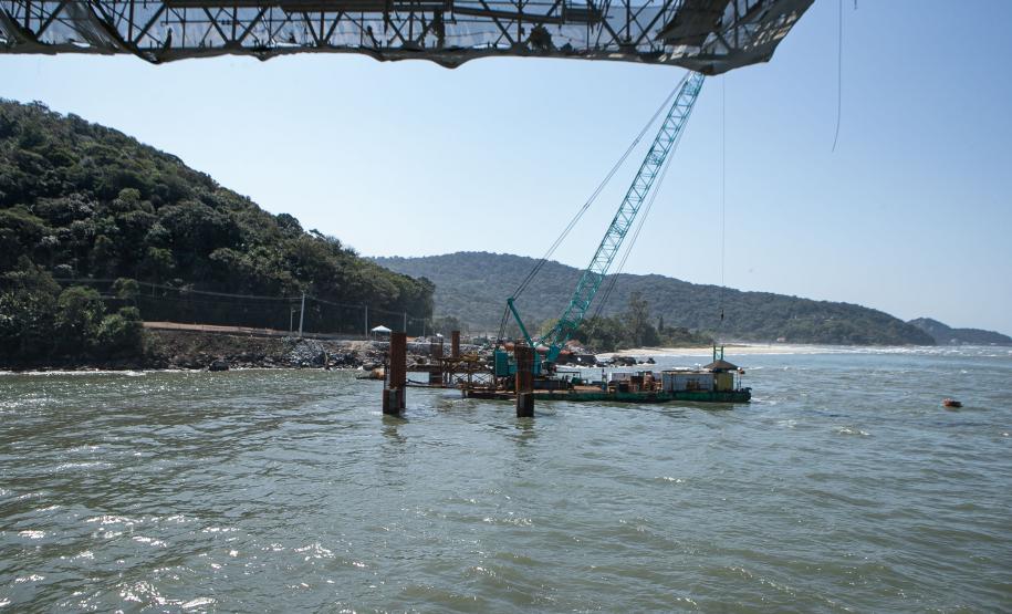 Instalação dos cabos de aço no trecho estaiado da Ponte de Guaratuba
