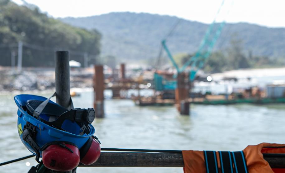 Instalação dos cabos de aço no trecho estaiado da Ponte de Guaratuba