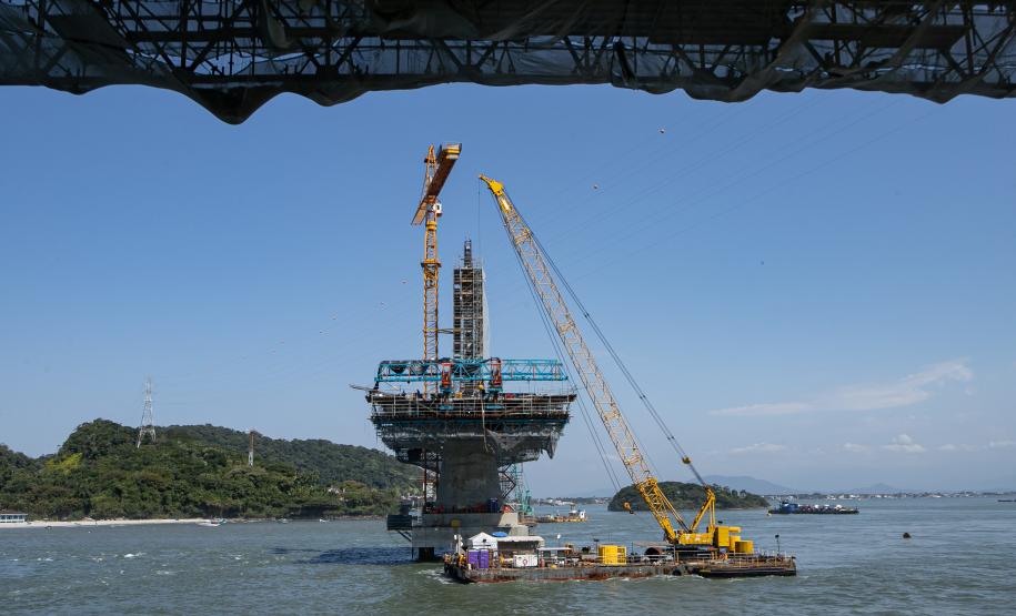 Instalação dos cabos de aço no trecho estaiado da Ponte de Guaratuba