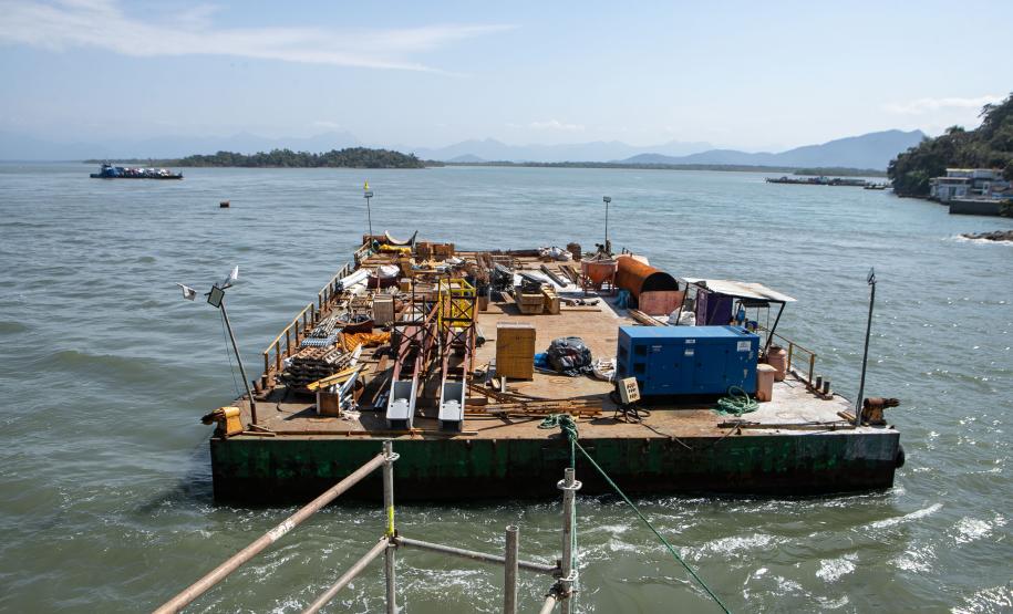 Instalação dos cabos de aço no trecho estaiado da Ponte de Guaratuba
