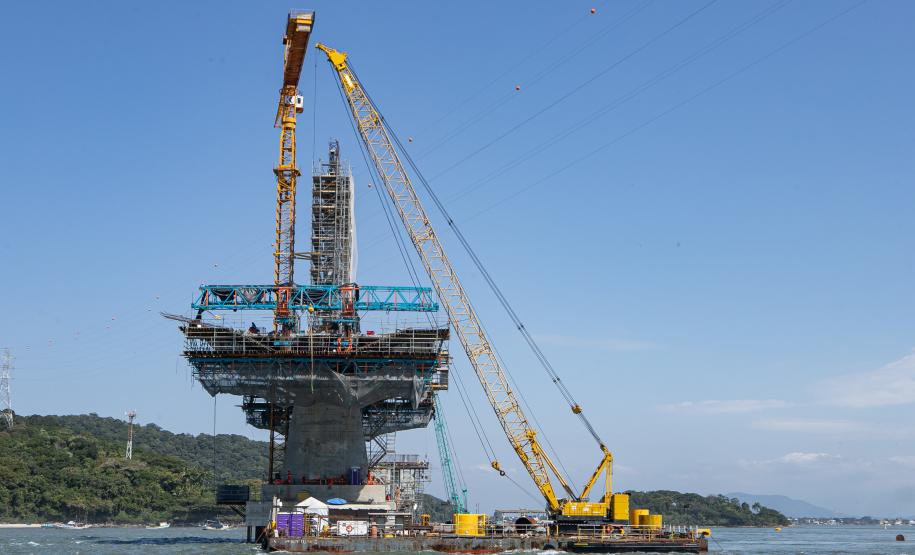 Instalação dos cabos de aço no trecho estaiado da Ponte de Guaratuba