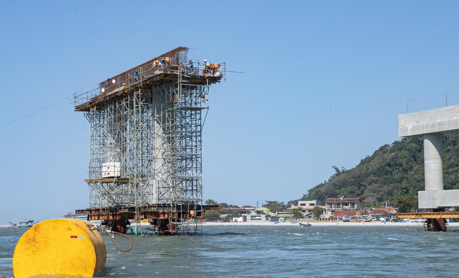 Instalação dos cabos de aço no trecho estaiado da Ponte de Guaratuba
