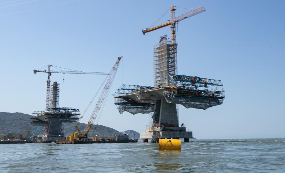Instalação dos cabos de aço no trecho estaiado da Ponte de Guaratuba