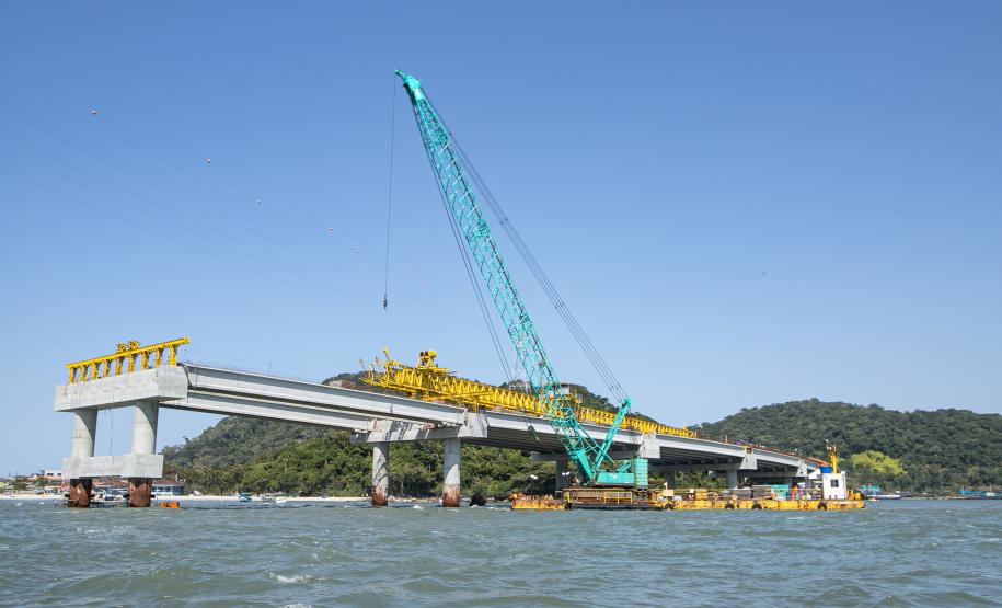 Instalação dos cabos de aço no trecho estaiado da Ponte de Guaratuba
