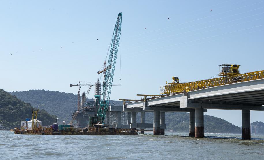 Instalação dos cabos de aço no trecho estaiado da Ponte de Guaratuba