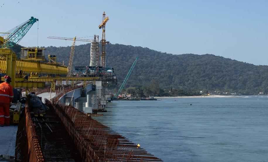 Obra de construção da ponte de Guaratuba.