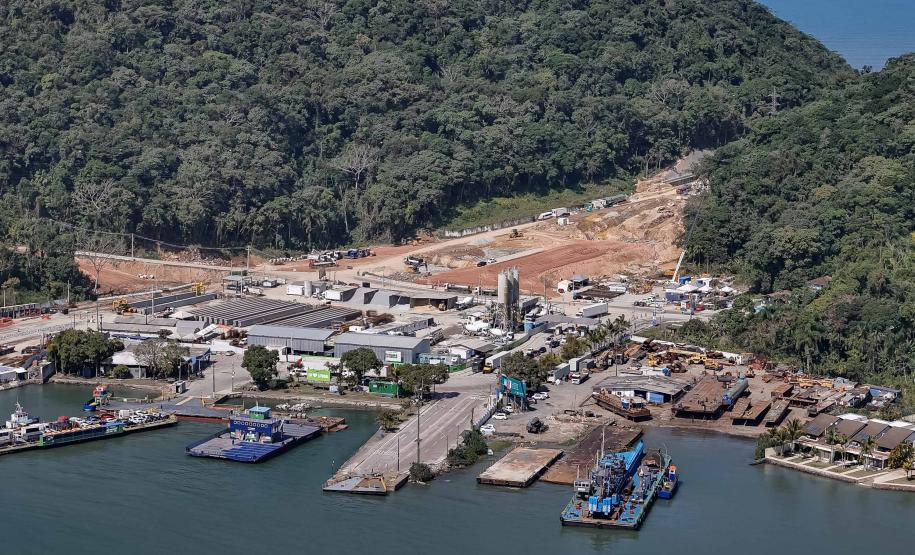Instalação dos cabos de aço no trecho estaiado da Ponte de Guaratuba