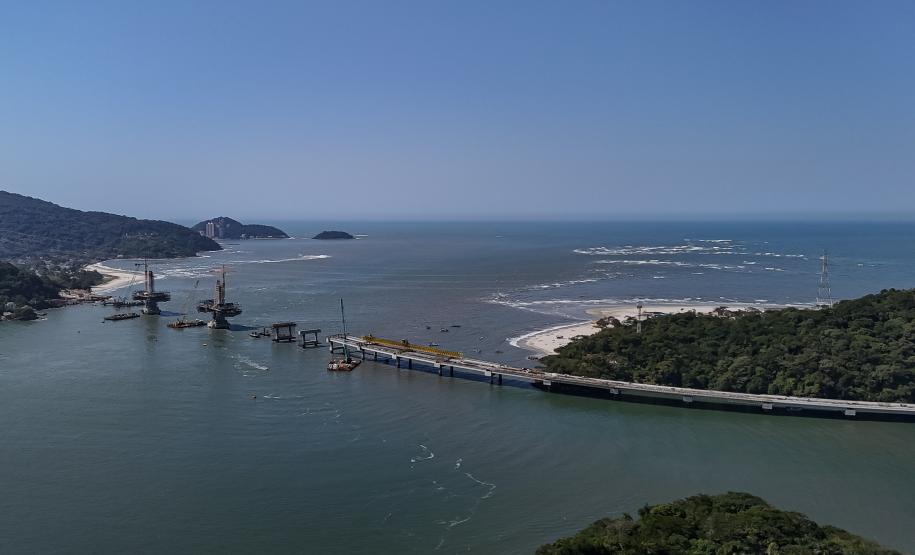 Instalação dos cabos de aço no trecho estaiado da Ponte de Guaratuba