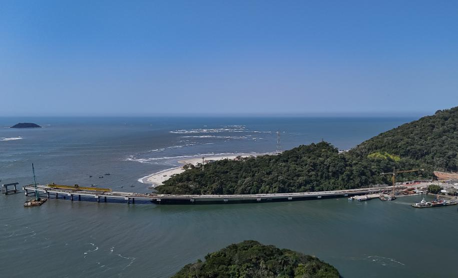 Instalação dos cabos de aço no trecho estaiado da Ponte de Guaratuba