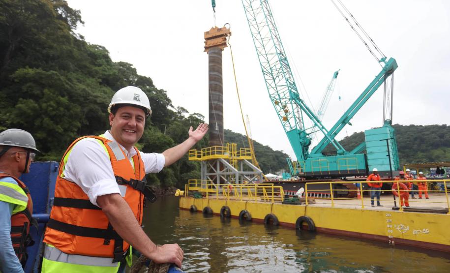 Governador em frente a obras da Ponte de Guaratuba