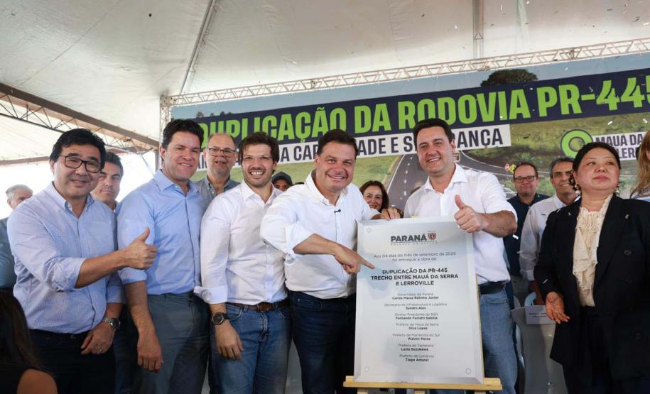 Pessoas comemorando a duplicação