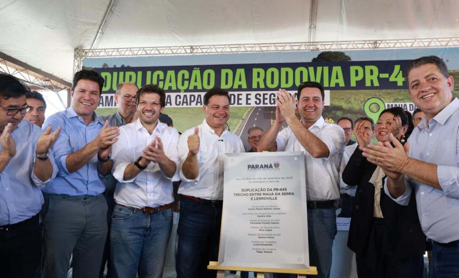 Pessoas comemorando a duplicação