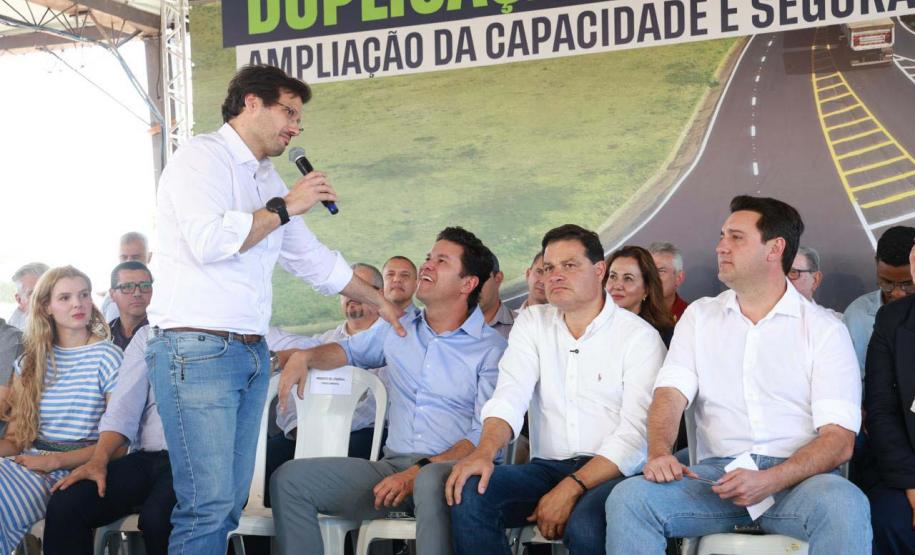 Homem discursando em cima do palco