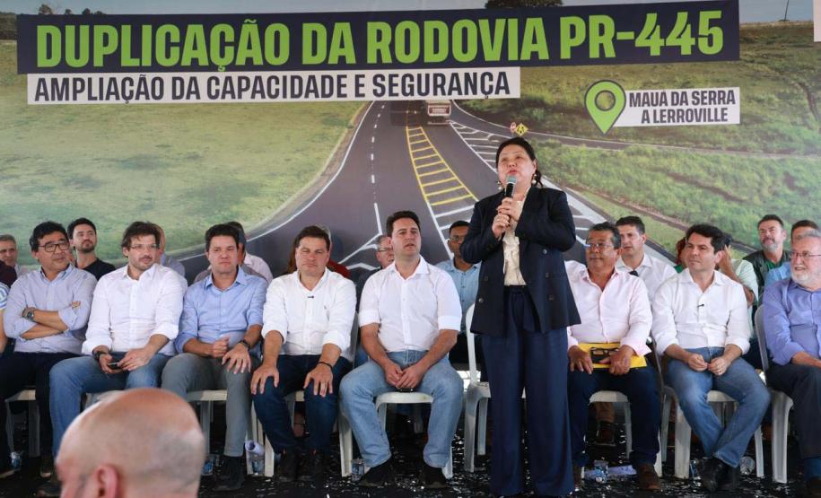 Mulher discursando em cima do palco