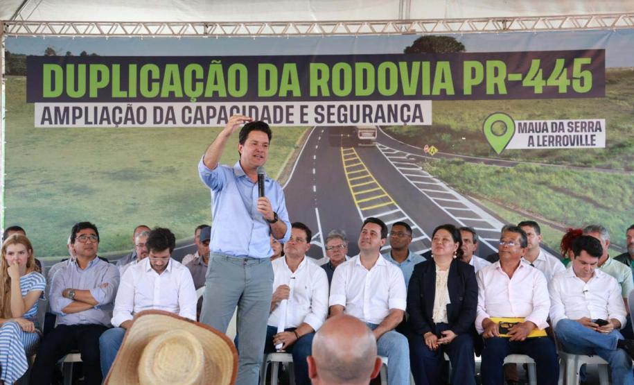 Homem discursando em cima do palco