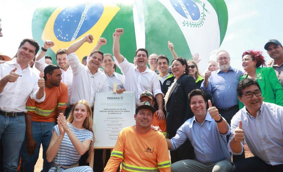 Pessoas comemorando a duplicação