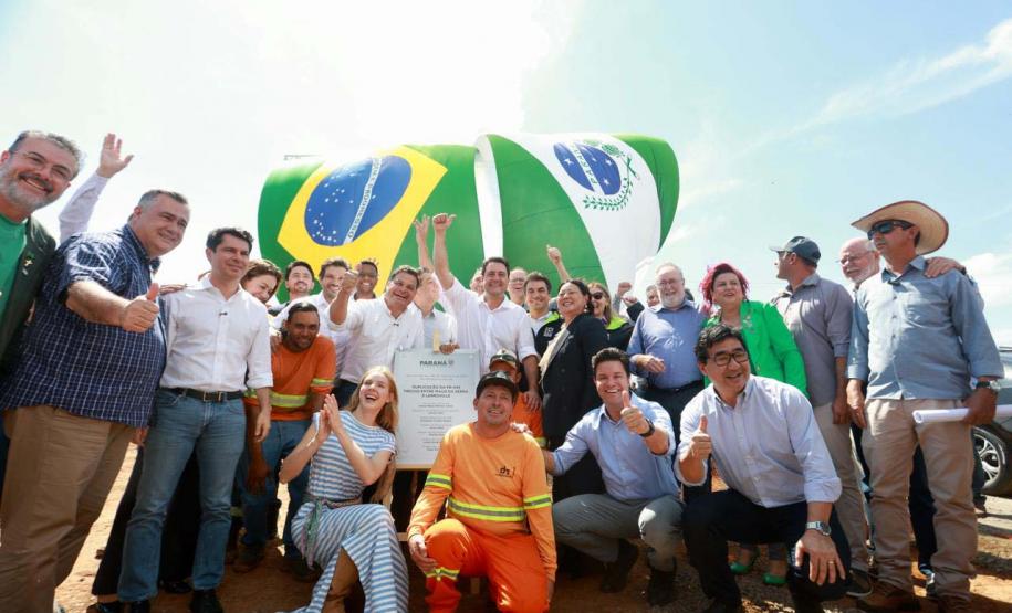 Pessoas comemorando a duplicação