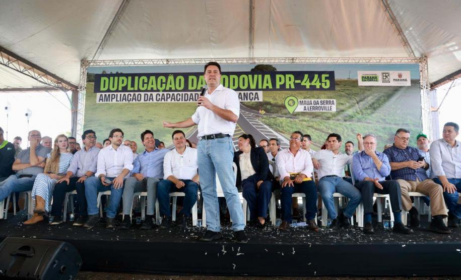 Governador discursando em cima do palco
