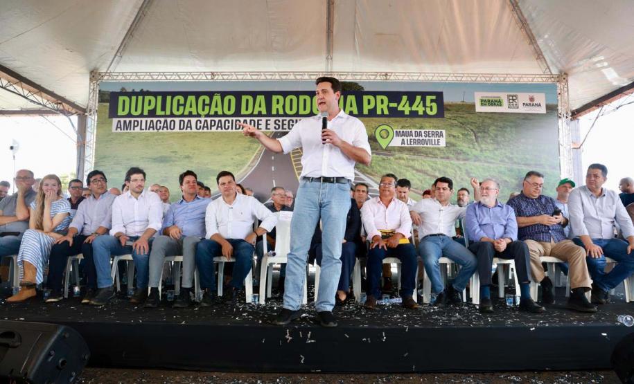 Governador discursando em cima do palco