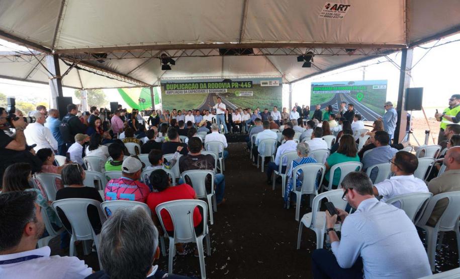 Governador discursando em cima do palco