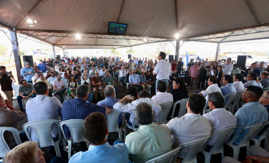 Governador discursando em cima do palco
