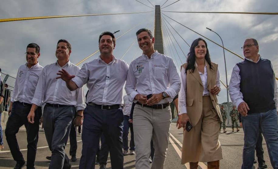 Pessoas andando pela Ponte da Integração