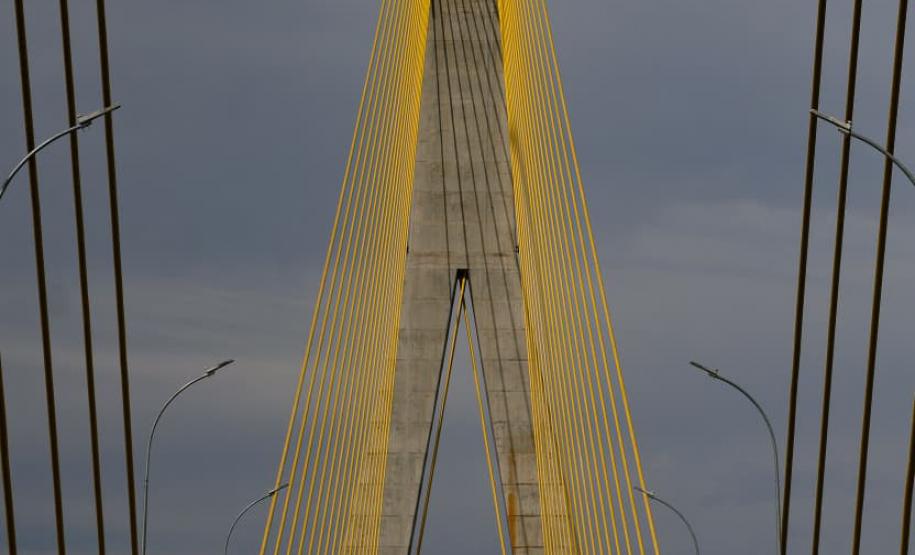 Pessoas andando pela Ponte da Integração