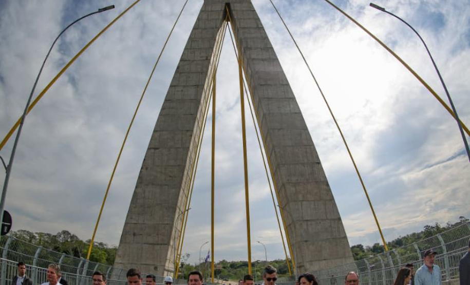 Pessoas andando pela Ponte da Integração